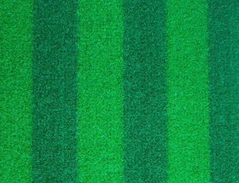 人造草坪是将塑聚乙烯（PE）或聚丙烯（PP）经单向拉伸制成的扁丝（业内称为草丝）后，